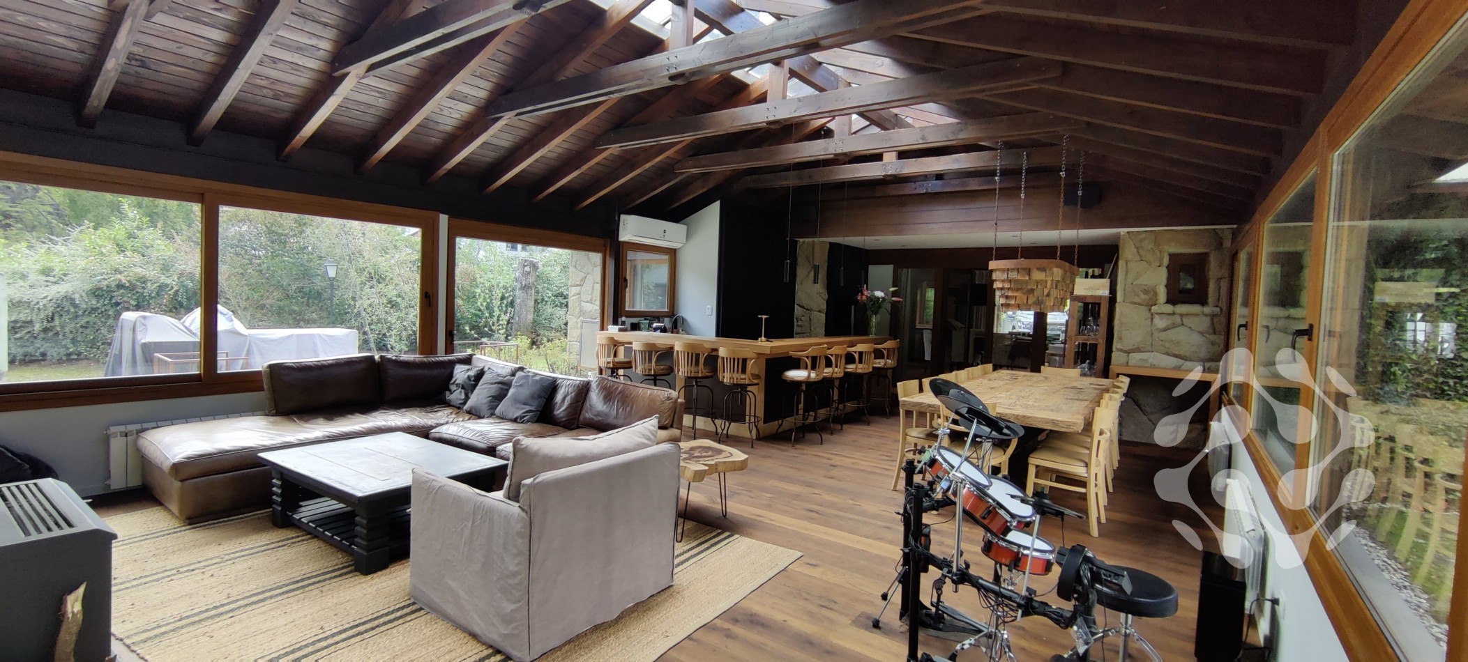 Casa de lujo, con diseño que combina calidez y elegancia