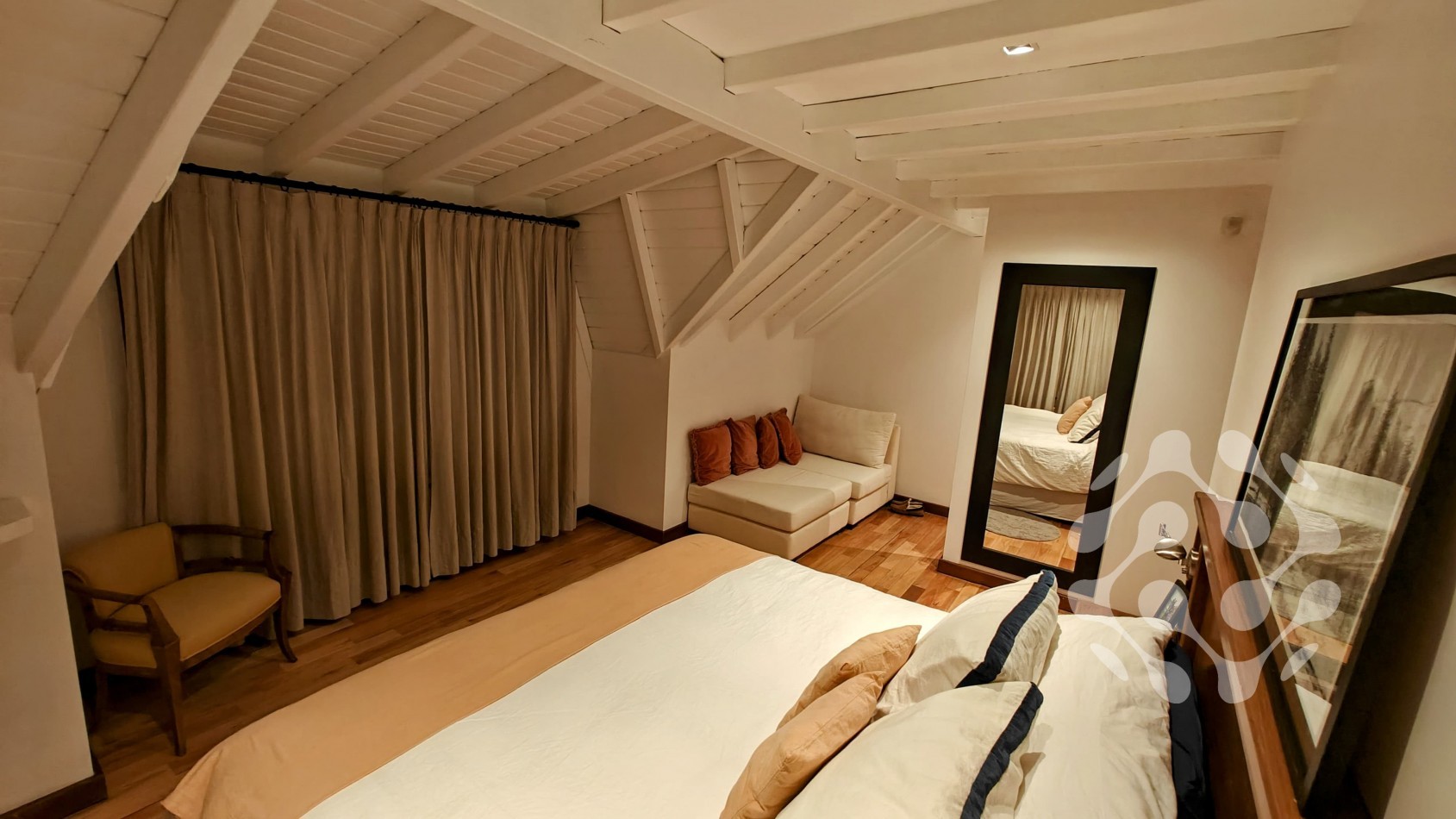 Casa de lujo, con diseño que combina calidez y elegancia