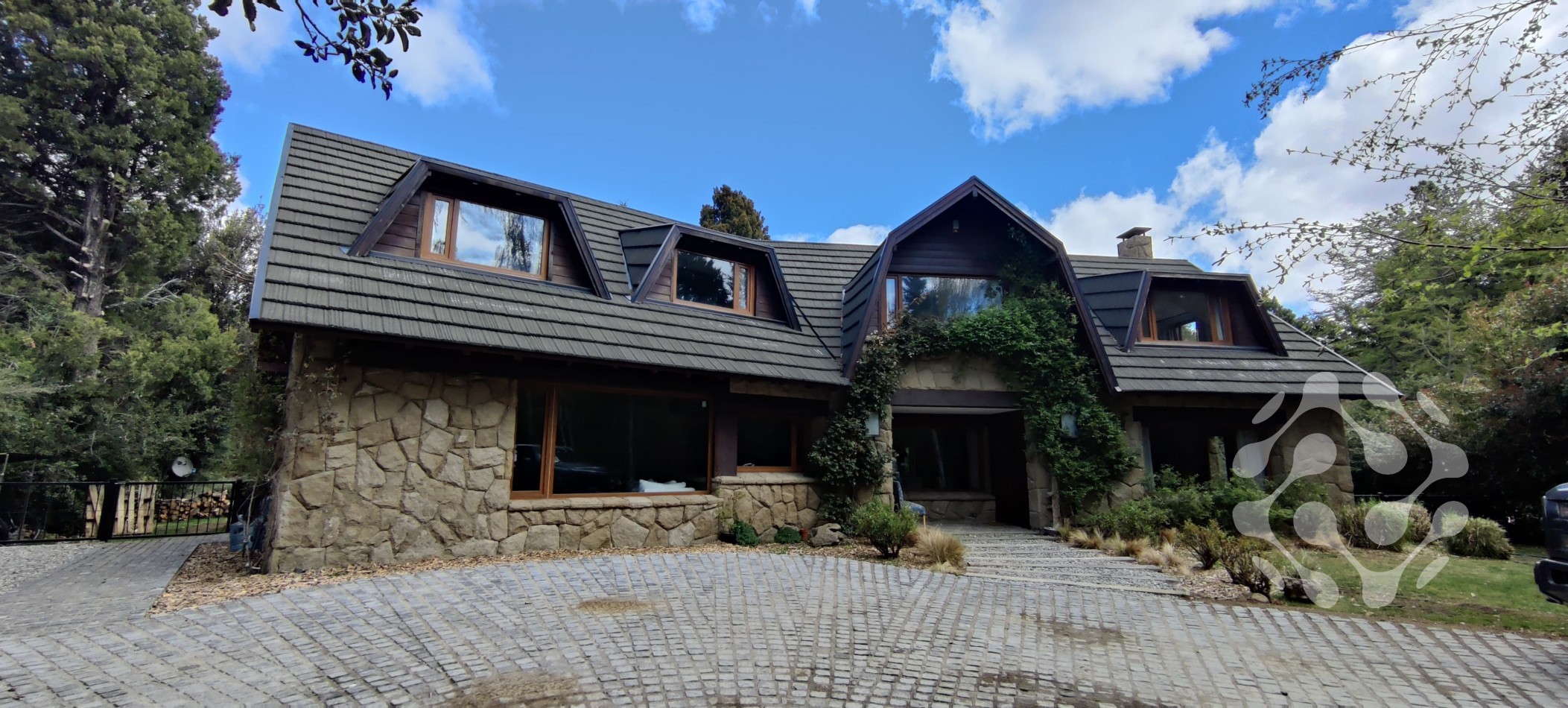 Casa de lujo, con diseño que combina calidez y elegancia