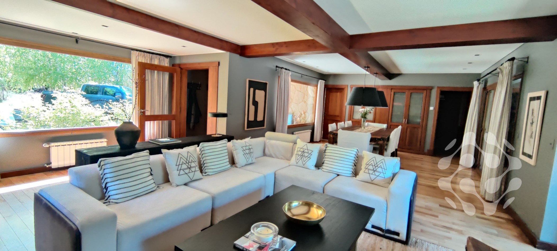 Casa de lujo, con diseño que combina calidez y elegancia